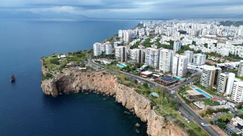 Antalya Havalimanı Lara transferi için kullanılan, terminal çıkışında isimle karşılama hizmeti veren lüks Mercedes Vito araç ve Lara-Kundu oteller bölgesi yolu.