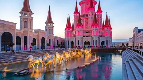 Antalya Havalimanı'ndan Kadriye bölgesine ve The Land of Legends'a VIP ulaşım sağlayan lüks Mercedes Vito araç ve Kadriye golf sahaları manzarası.