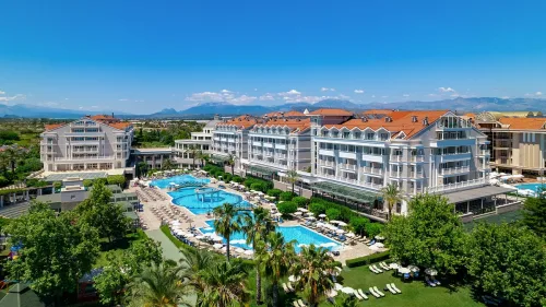 Antalya Havalimanı'ndan Gündoğdu bölgesine VIP ulaşım sağlayan lüks Mercedes Vito araç ve Royal Alhambra Palace ile Gündoğdu plajı manzarası.