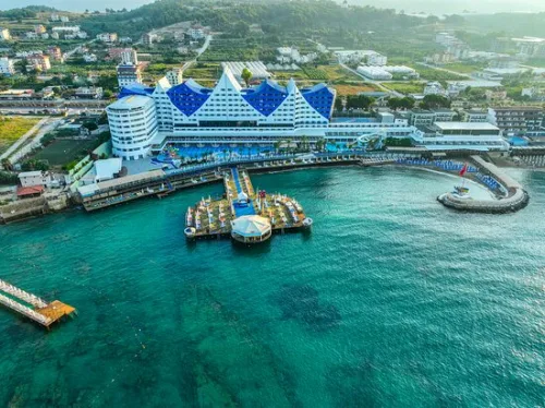 Antalya Havalimanı terminal çıkışında özel karşılama ile Avsallar'daki lüks resort otellere doğrudan ve konforlu VIP ulaşım sağlayan Mercedes Vito araç.