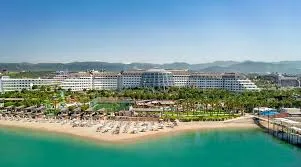 Antalya Havalimanı terminalinden Alanya Türkler bölgesindeki ultra lüks resort otellere doğrudan ve prestijli VIP ulaşım sağlayan Mercedes Vito araç.