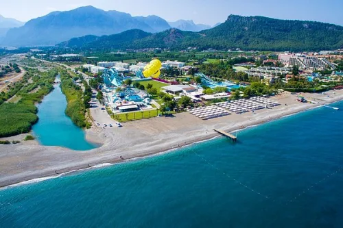 Antalya Havalimanı'ndan Kemer Kiriş bölgesindeki lüks resort otellere doğrudan, güvenli ve konforlu VIP ulaşım sağlayan Mercedes Vito transfer aracı.