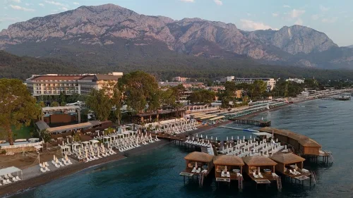 Antalya Havalimanı'ndan Kemer Mərkəz'deki lüks resort otellere ve marinaya konforlu ulaşım sağlayan özel şoförlü VIP transfer aracı.