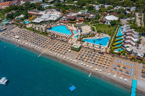 Antalya Havalimanı'ndan Çamyuva'nın masmavi denizine ve lüks tatil köylerine konforlu ulaşım sağlayan, özel şoförlü VIP transfer aracı.