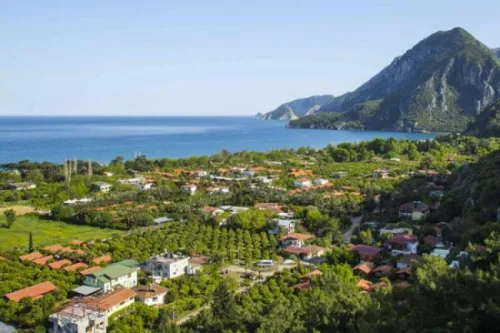 Antalya Havalimanı'ndan Çıralı'nın saklı vadilerine ve koruma altındaki sahil şeridine, narenciye bahçeleri arasından süzülerek giden konforlu VIP Mercedes Vito transfer aracı.