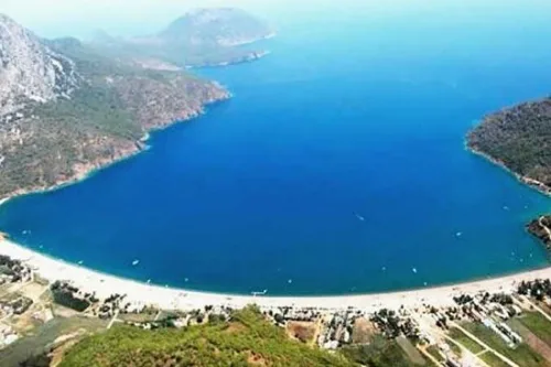 Antalya Havalimanı'ndan Adrasan'ın turkuaz koyuna ve nehir kenarındaki butik pansiyonlarına ulaşım sağlayan lüks VIP Mercedes Vito transfer aracı.