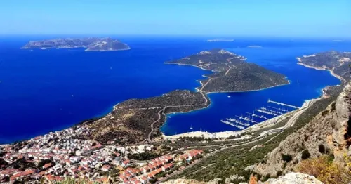 Antalya'nın büyüleyici Akdeniz sahil şeridinde, Kaş'ın lüks yarımada villalarına ve bohem butik otellerine doğru ilerleyen, özel tasarım VIP Mercedes Vito transfer aracı.