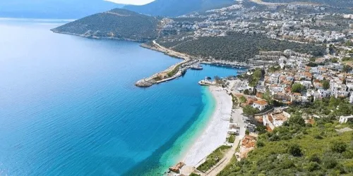 Kalkan’ın muhteşem deniz manzaralı yollarında, lüks villalara ve butik otellere konuk taşıyan özel tasarım VIP Mercedes Vito transfer aracı.