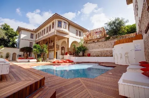 Antalya Havalimanı'ndan Kaleiçi butik otellerine lüks ve konforlu VIP transfer hizmeti sağlayan özel donanımlı Ege VIP Tur aracı.